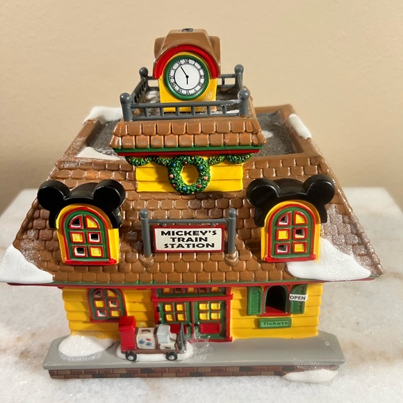 Dept 56 Mickey’s Train Station Mickey’s Merry Christmas Village in Box Lighted - Picture 11 of 13